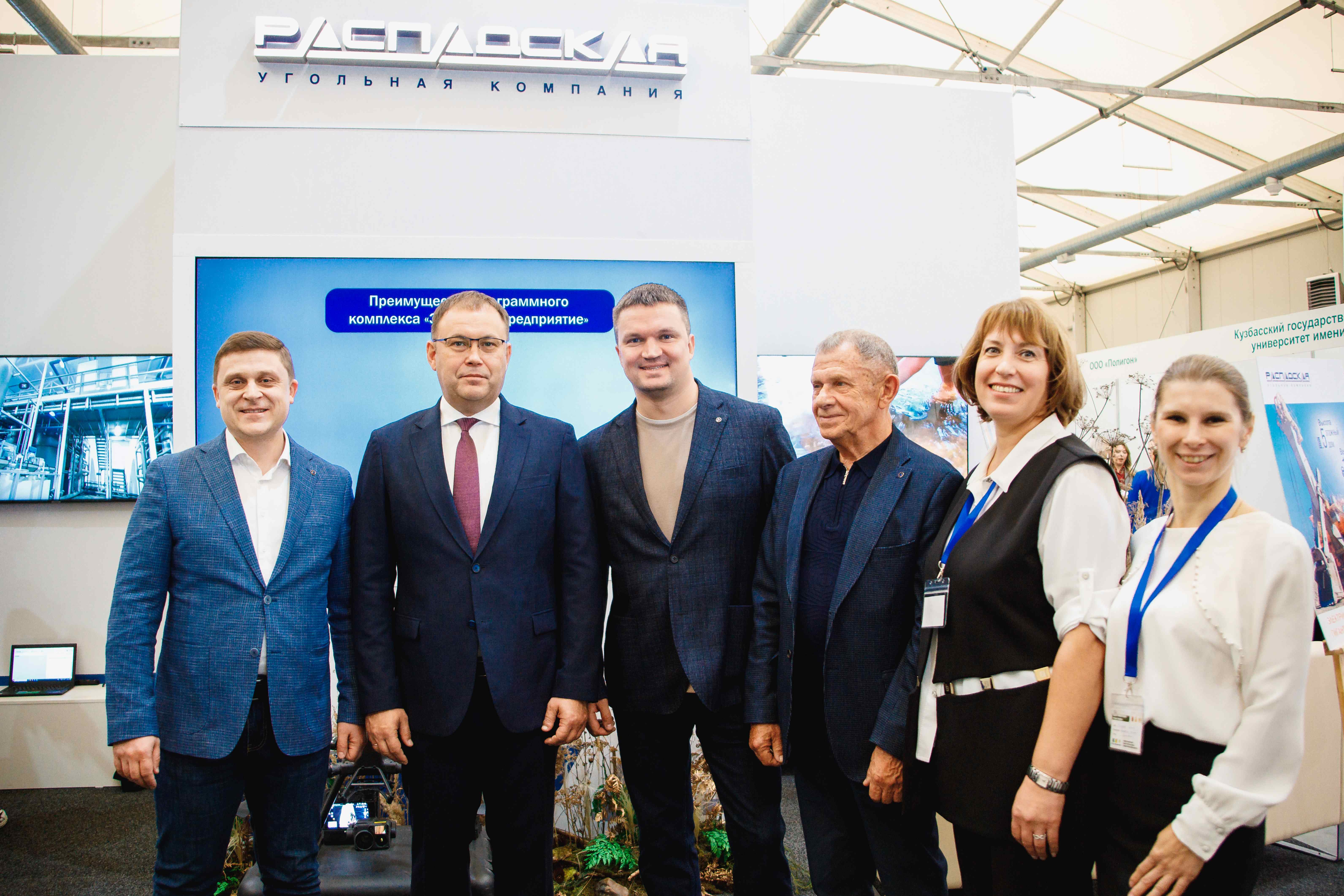 Стенд Распадской на экофоруме посетил губернатор Кузбасса Илья Середюк.jpg