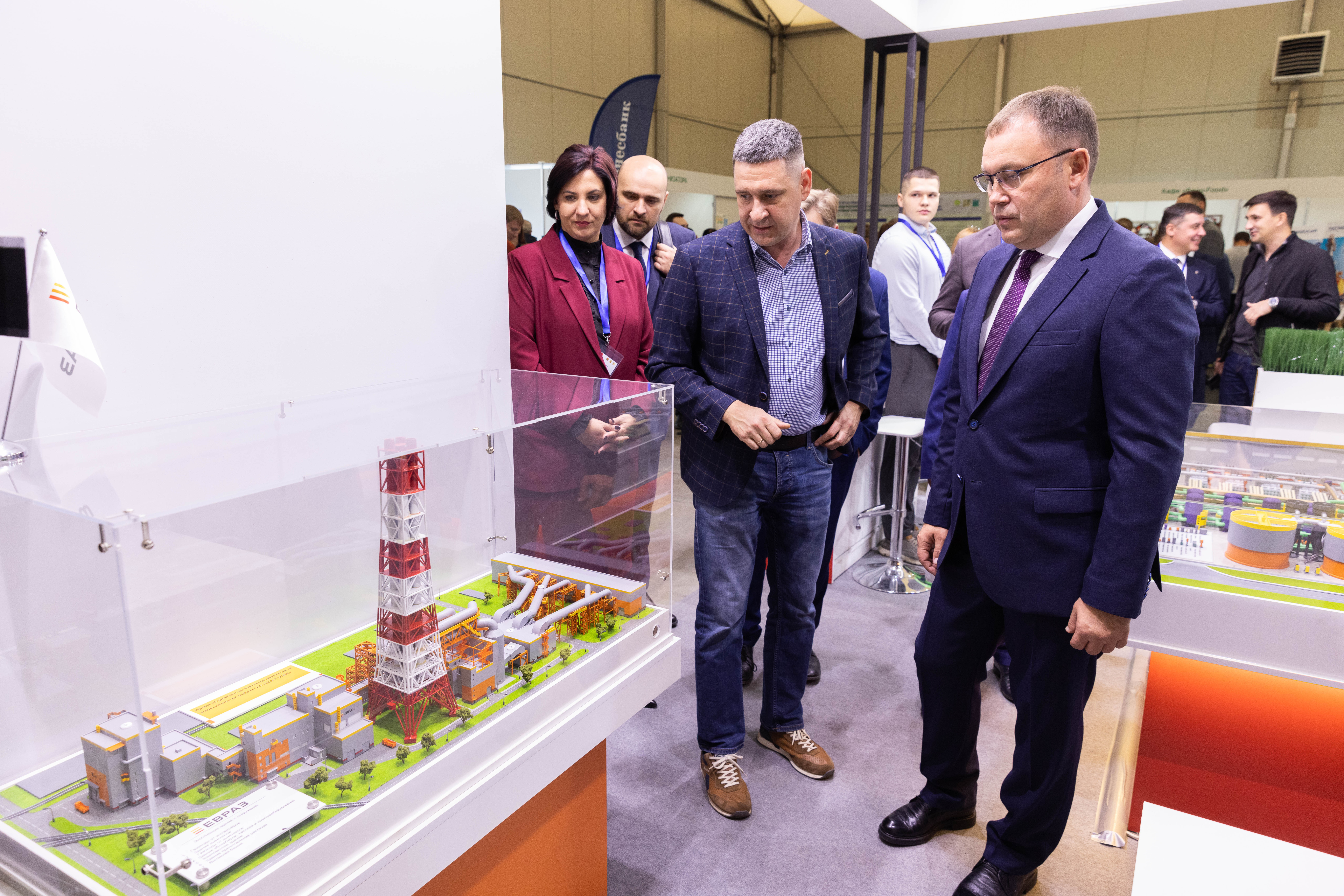 Губернатор Кузбасса Илья Середюк с руководителями ЕВРАЗ ЗСМК- Молокановым и Ивановой.jpg