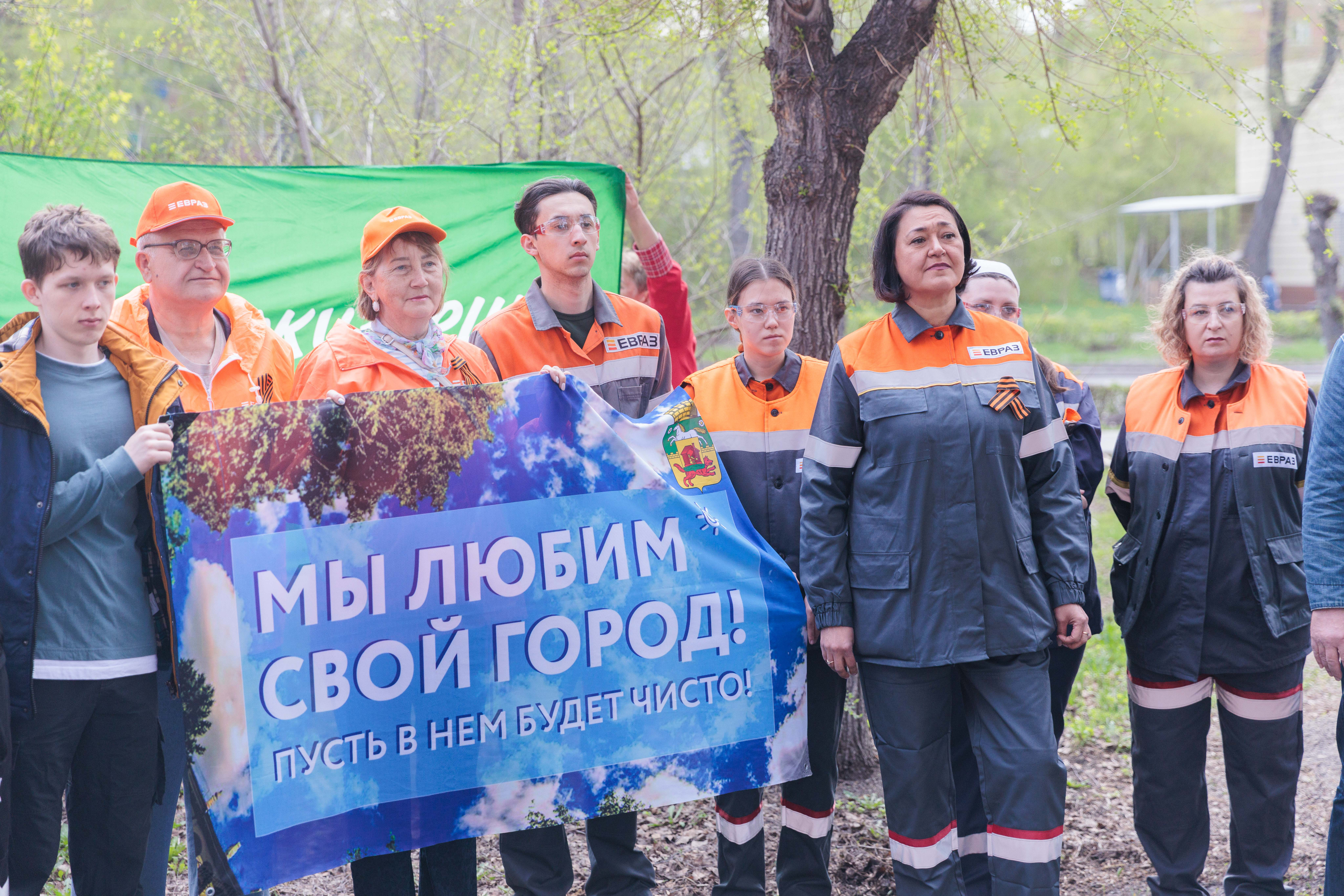 Главный эколог ЕВРАЗ ЗСМК Галина Демидова(справа по центру) и волонтеры на мероприятии.jpg