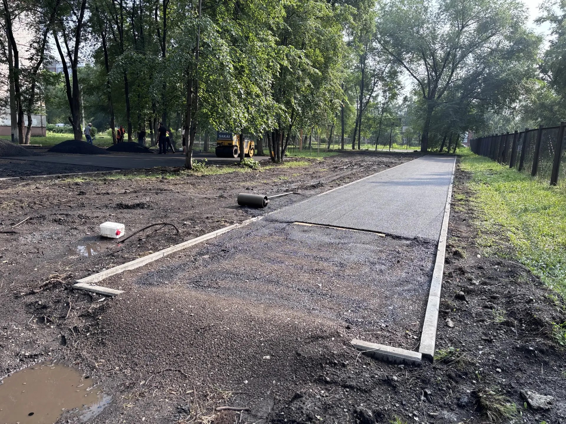 В школе 2 Центрального района завершается создание современной спортивной площадки. (1).jpg
