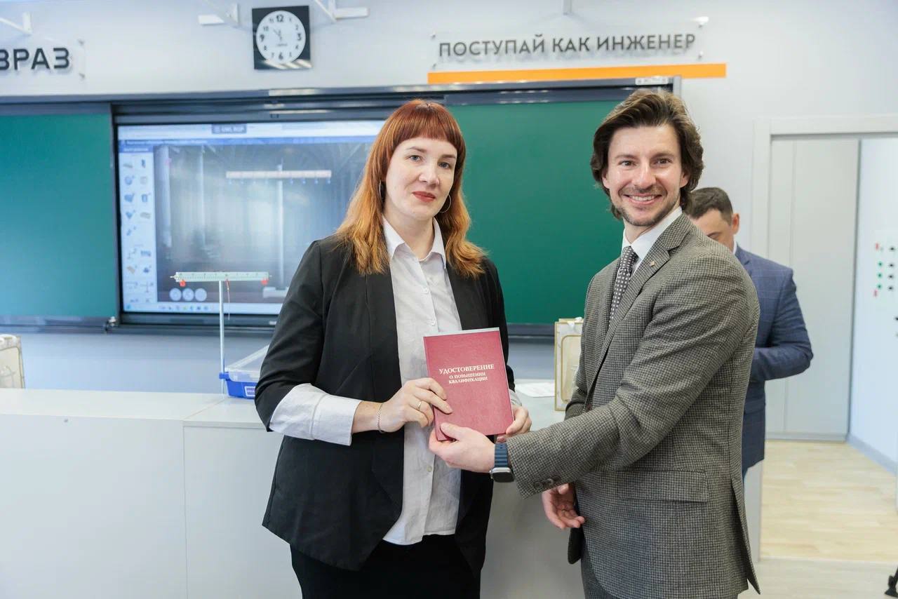 Вручение учителям удостоверений по повышении квалификации Александром Уманцом.jpg