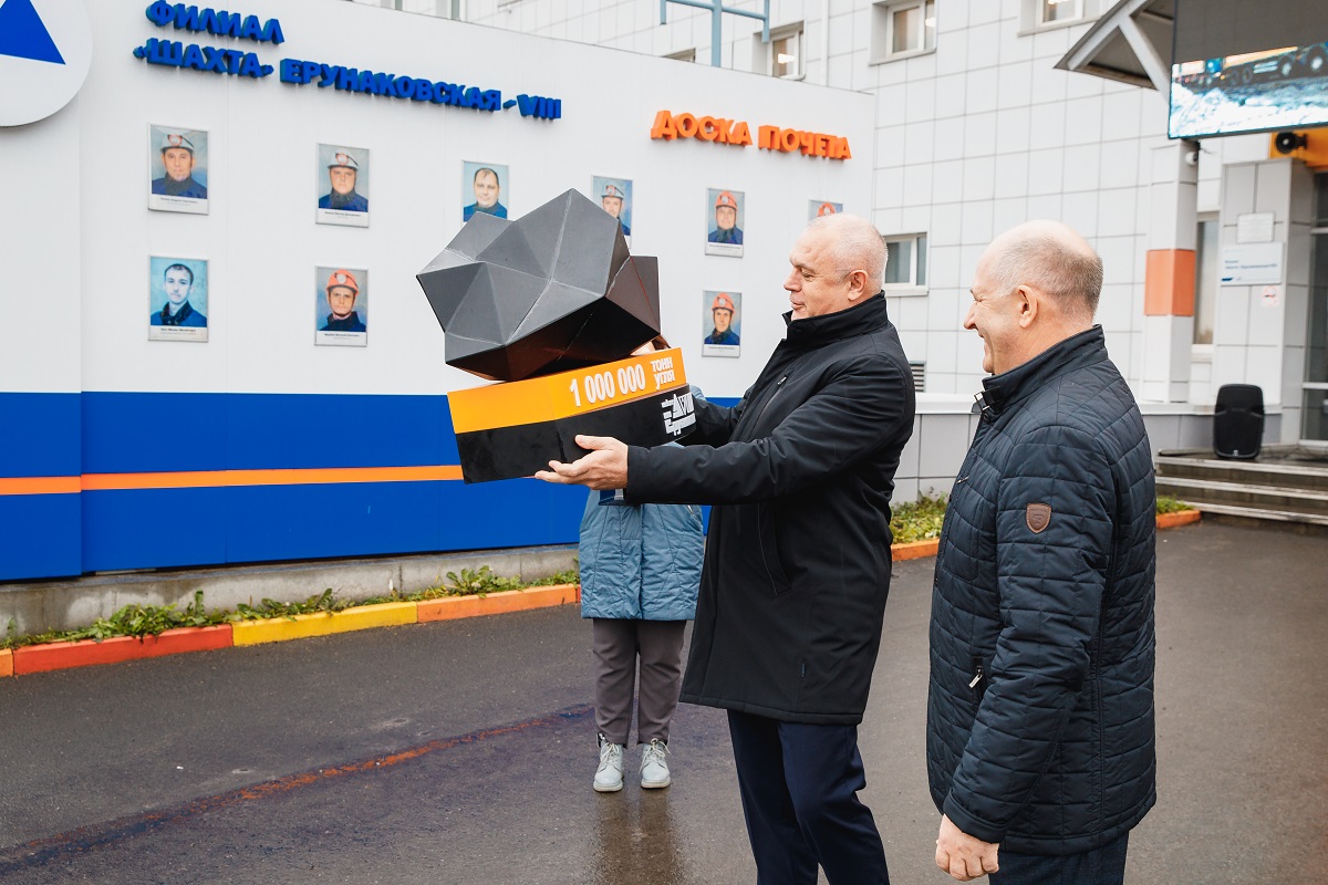 С добычей миллионной тонны коллектив поздравил генеральный директор РУК Владимир Мельниченко.jpg