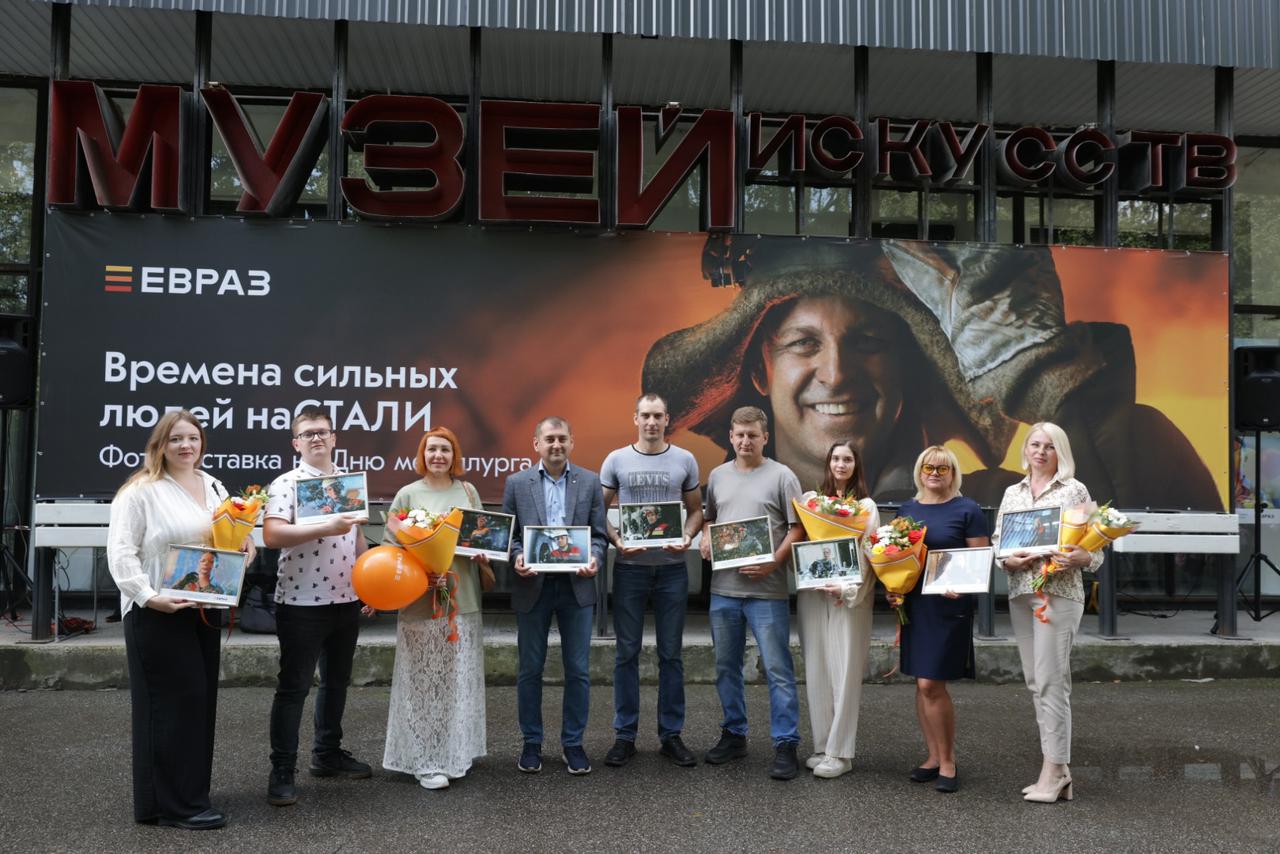 Участники фотовыставки со своими портретами.jpg