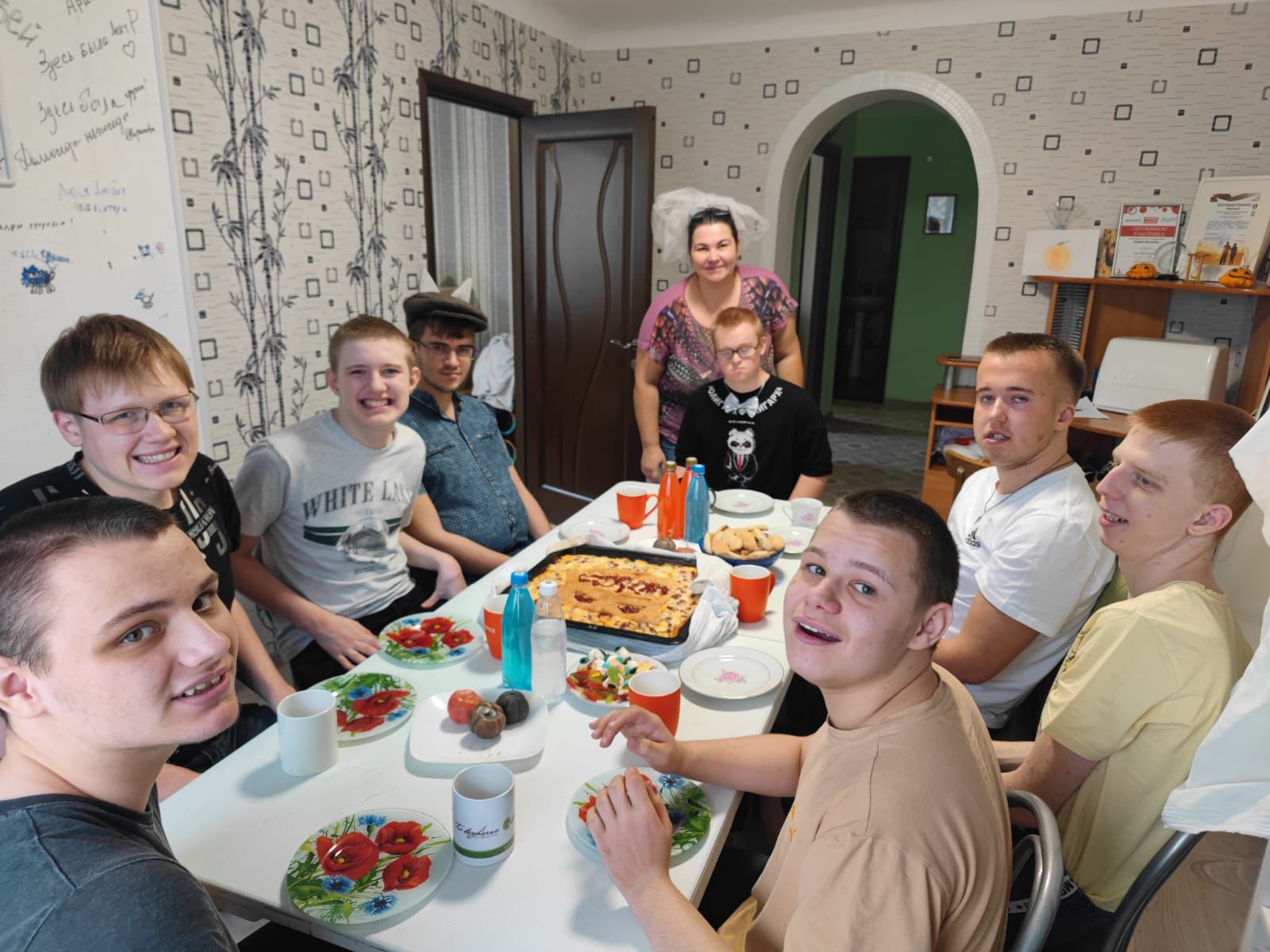 Чаепитие и общение за накрытым столом.jpg Чаепитие и общение за накрытым столом.jpg
