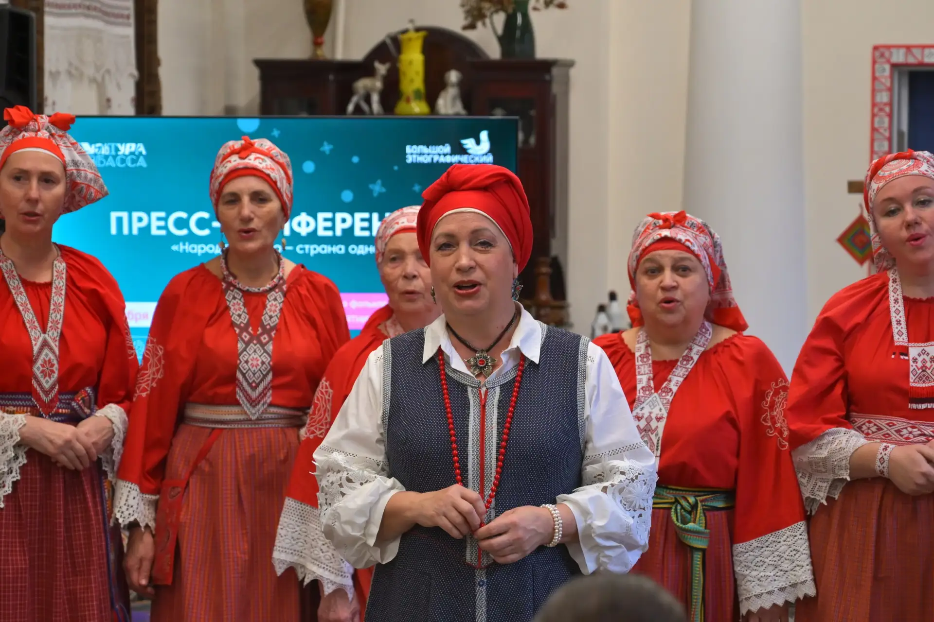 Пресс-конференция ЭД1.jpg Пресс-конференция ЭД1.jpg