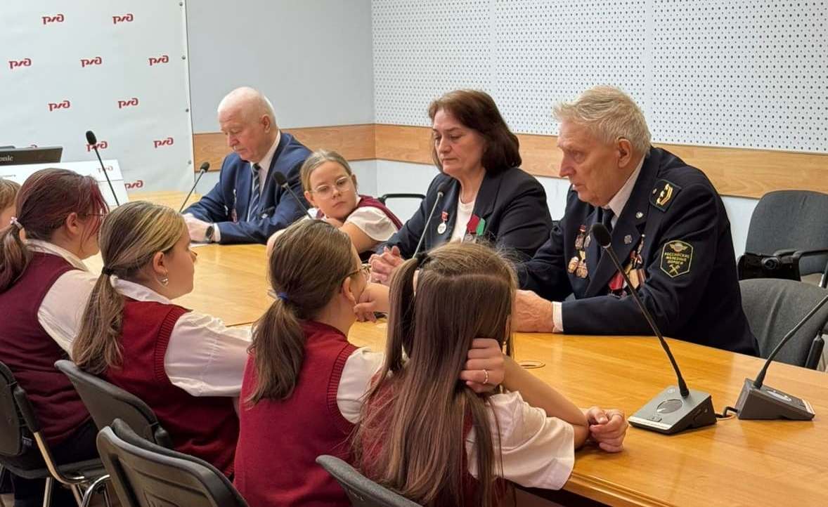 ЗСЖД-Новокузнецк-школьники на жд 1.jpg