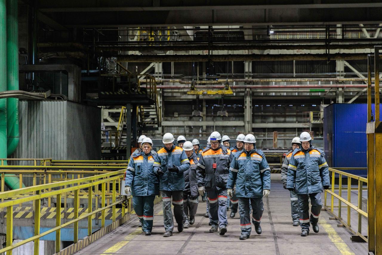 Делегация РЖД в рельсобалочном цехе ЕВРАЗ ЗСМК.jpg